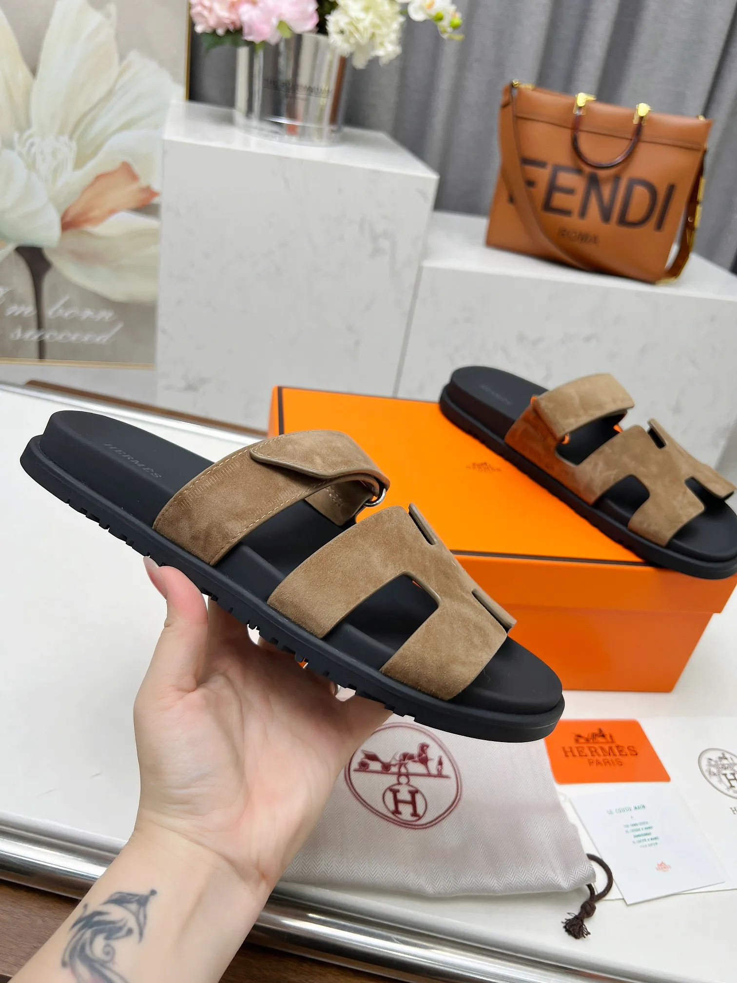 👟👟Ex-factory price 480👟👟 Hermes Hermes chypre second uncle shoes H-shaped Velcro flat sandals and slippers! (Top version) Upper: First layer of silk cowhide/palm pattern cowhide/goat leather, foot pads mixed sheepskin, original molded outsole Female size: 35-43 Male size: 39-46 (Female size 40 41 42 43 Men’s size 45 46 can be customized and not returned)